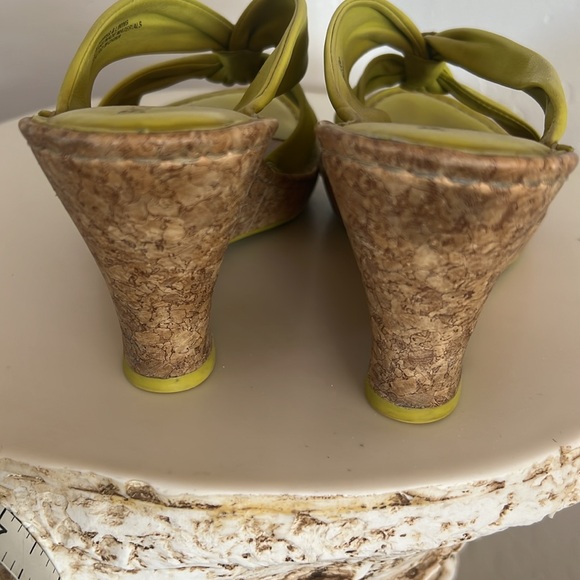 Born Drilles lime green leather sandal. Sz 8 - Picture 5 of 10